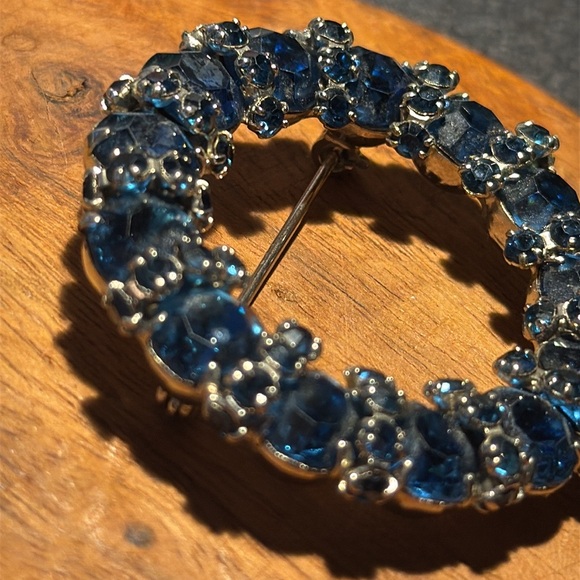 Vintage Warner Blue Rhinestone Circle Wreath Brooch Pin Signed - Picture 3 of 8